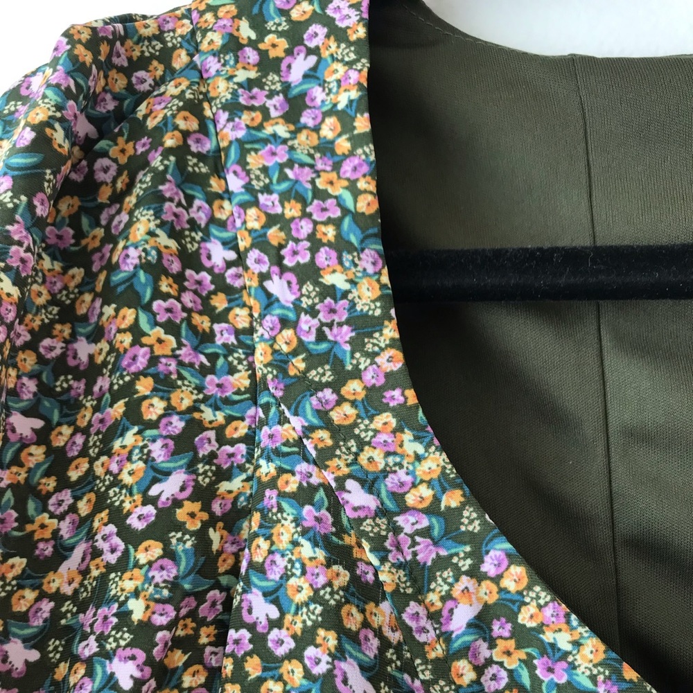 ASTR the Label V-Neck Bubble Sleeve Blouse Crop Top, Olive Lilac Ditsy, Size S - Picture 4 of 11
